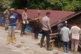 Tanah amblas di Lampihong sebabkan dua rumah warga ambruk