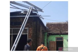 Rumah rusak akibat angin kencang di Magetan mulai diperbaiki