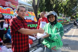 Kanwil Kemenkumham gelar Jumat Berkah, bagikan paket makanan