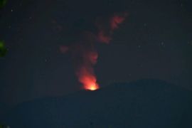 Gunung Ibu erupsi Jumat malam, warga diingatkan tidak mendekat