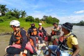 Tim Gabungan SAR cari penjual sayur tenggelam di Sungai Melawi Kalbar