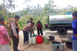 Polres Jember salurkan bantuan air bersih untuk daerah kekeringan
