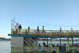 Warga menikmati suasana di Waterfront Sungai Kapuas Pontianak