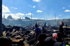 Bernhard Rondonuwu tinjau lokasi kebakaran Pasar Remu Sorong