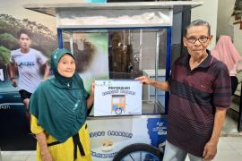 UPZ Bank Kalsel serahkan enam unit "Rombong Barokah" bagi pelaku UMKM