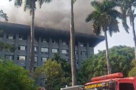 Gulkarmat DKI Jakarta sisir lantai gedung Bakamla RI yang terbakar