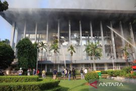 Gulkarmat DKI Jakarta sisir lantai gedung Bakamla RI yang terbakar