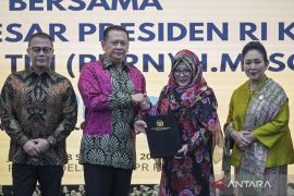 Pemberian surat keputusan pencabutan nama Presiden dari TAP MPR