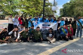 Mahasiswa FH UBB gelar "clean up the beach" di pantai Pasir Padi
