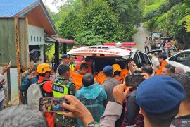 Semua korban longsor di Solok berhasil dievakuasi, 12 selamat