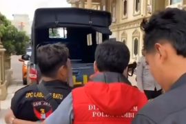 Polda Jambi tangkap seorang DPO Polres Labuhan Batu di Bandara Sultan Thaha