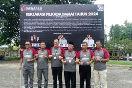 Tiga paslon Pilkada Belitung 2024 berfoto saling rangkul