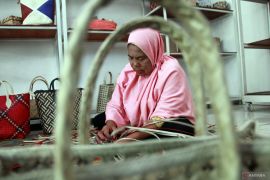 Anyaman tas dari daun pandan