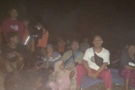 Tiga pemancing terseret ombak di pantai Lombok Timur-NTB