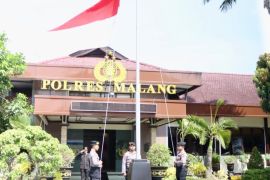 Peringati Tragedi Kanjuruhan, Polres Malang kibarkan bendera setengah tiang