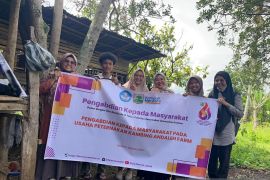 Dosen Fakultas Peternakan Unand serahkan mesin chopper untuk usaha ternak kambing Andaleh Farm