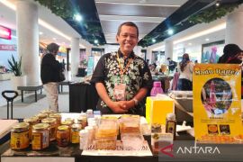 Spektrum - Ulet berkarya dalam sunyi hingga mampu kuliahkan anak