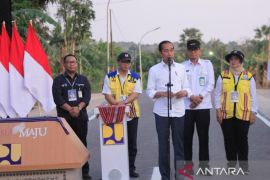 Presiden Jokowi meresmikan 27 ruas jalan IJD di NTT