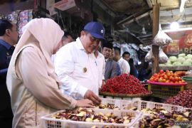 Pemkab Bekasi tinjau pasar tradisional cek harga bahan pokok jelang akhir tahun