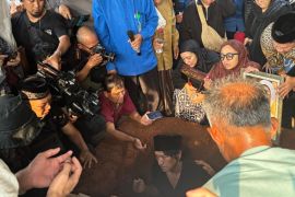 Ikang Fawzi dan keluarga iringi pemakaman jenazah Marissa Haque