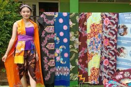Pelajar SMKN 5 Pontianak Peringati Hari Batik