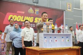 Wujudkan pilkada damai, Kapolres Bengkalis gelar game cocok gambar bersama paslon