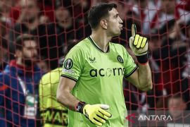 Emiliano Martinez sabet penghargaan kiper terbaik FIFA 2024