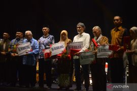 Enam tokoh dan satu komunitas terima anugerah kebudayaan Sumatera Barat 2024