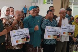 Pemkab Bantul serahkan bantuan tiga mesin pemanen padi dari Kementan ke petani