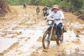 TNI membuka akses daerah terpencil di Desa Selaup Kapuas Hulu Kalbar