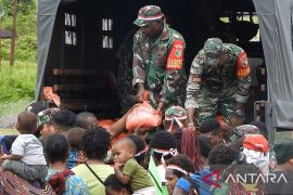 Aparat TNI-Polri bagikan 1.000 paket sembako di Nduga