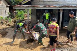 TNI bantu bersihkan material banjir bandang di Aceh Tengah