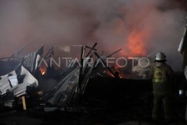 Kebakaran tempat pembuatan rak piring dan kursi di Surabaya