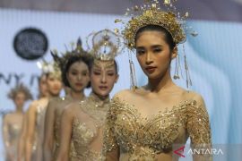 Ratusan busana karya 62 desainer ditampilkan pada Malang Fashion Runway 2024