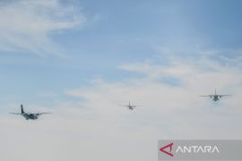 Terbang formasi Tim Cendrawasih dalam rangka HUT TNI