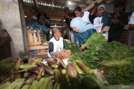 Kampanye Khofifah di Pasar Sayur Magetan