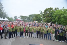 Sinergi Polri-TNI, ribuan orang jalan santai HUT TNI di Duri sekaligus sosialisasi pilkada