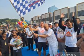 Cawagub Ilham Akbar Habibie berolahraga bareng masyarakat Karawang