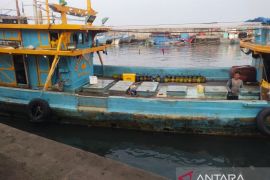 Petugas temukan perahu nelayan  hilang kontak dan nyaris tenggelam
