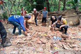 Polisi Sukabumi robohkan rumah tidak layak huni wanita lansia untuk kembali dibangun