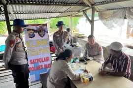 Satpolairud Polres Siak sampaikan pesan pilkada damai di klinik terapung