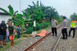 Terobos palang pintu, dua pria asal Serang tertabrak kereta api