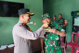 Wujud sinergi, Kapolsek Bukit Batu kunjungi Koramil ucapkan selamat HUT TNI