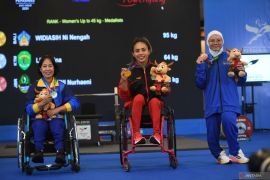 Atlet Bali Ni Nengah Widiasih raih emas para-angkat berat