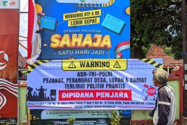 Puluhan orang di Kediri kritik baliho petahana masih terpampang