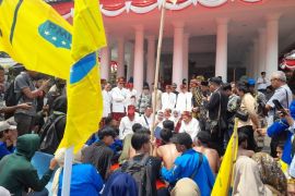 Bupati Serang temui mahasiswa yang aksi di depan Pendopo Bupati