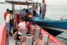 Tim SAR  evakuasi 27 penumpang kapal cepat mati mesin di Malra