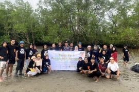 BSI Bumi Lestari bersama komunitas anak pesisir tanam 1.000 mangrove di Ambon