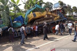 Truk diduga alami rem blong, kecelakaan beruntun  terjadi di Panyalaian (Video)