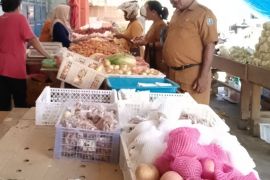 Pemkab Biak sidak distributor cek stok dan harga bahan pokok